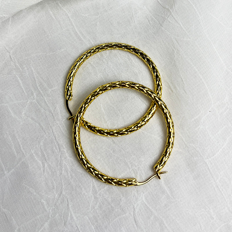 European and American metal diamond grid pattern sparkling and exaggerated large circle earrings with circles, women's light luxury high-end earrings, silver pleated earrings, women's light luxury niche unique design, high-end ear buckle earrings, 20