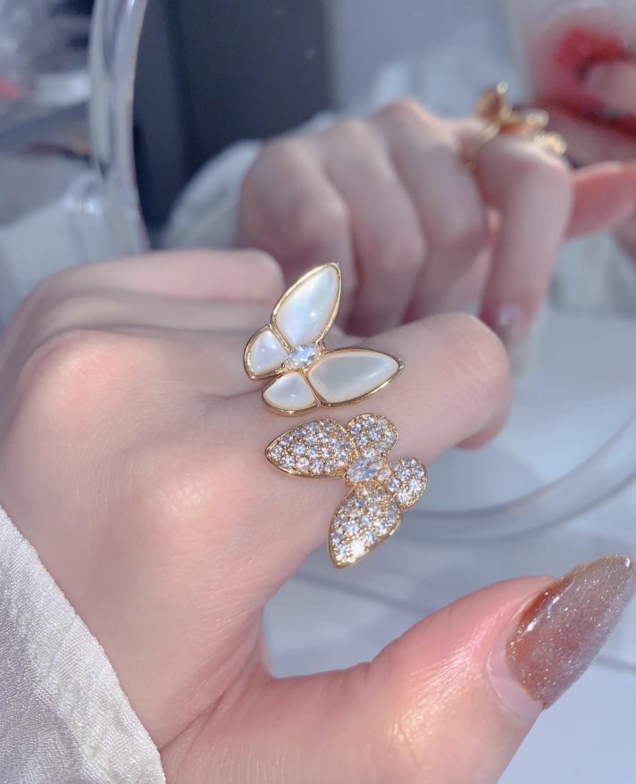 French natural mother of pearl double butterfly ring for women, with a light luxury and high-end temperament. The opening can be adjusted with the index finger ring, giving her jewelry a fashionable and personalized girl's ring