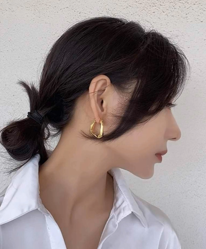 European and American metal diamond grid pattern sparkling and exaggerated large circle earrings with circles, women's light luxury high-end earrings, silver pleated earrings, women's light luxury niche unique design, high-end ear buckle earrings, 20