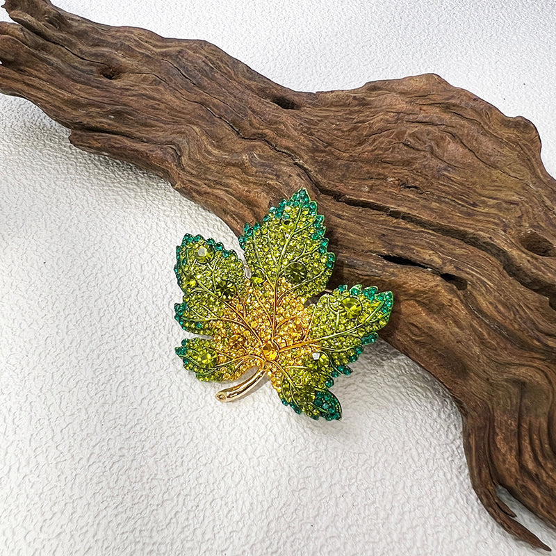 Maple leaf shaped fashionable and elegant clothing brooch for friends and girlfriends, the best birthday gift for oneself, Valentine's Day stunning unique gift box, cheongsam jacket collar, clothing accessories brooch
