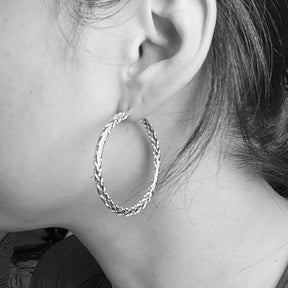 European and American metal diamond grid pattern sparkling and exaggerated large circle earrings with circles, women's light luxury high-end earrings, silver pleated earrings, women's light luxury niche unique design, high-end ear buckle earrings, 20