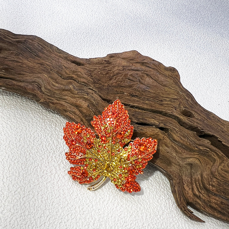Maple leaf shaped fashionable and elegant clothing brooch for friends and girlfriends, the best birthday gift for oneself, Valentine's Day stunning unique gift box, cheongsam jacket collar, clothing accessories brooch