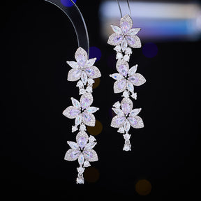 European and American Heavy Industry Color Zirconia Earrings Exaggerated Personality Irregular Zirconia Earrings for Women 925 Silver Needle Conch Earrings Fashionable and Exquisite Popular Clothing Evening Gifts Dress Versatile Shining Feather Shape