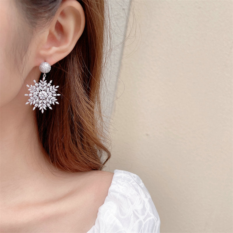 Euramerican colored zircon earrings Elegant fashion temperament light luxury senior sense women's earrings Christmas snowflake earrings to send your friends to send her jewelry sisters birthday gift red white blue snowflake shaped earrings gift box