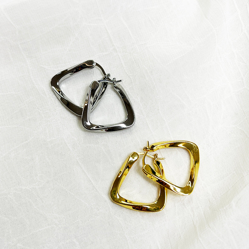 European and American metal diamond grid pattern sparkling and exaggerated large circle earrings with circles, women's light luxury high-end earrings, silver pleated earrings, women's light luxury niche unique design, high-end ear buckle earrings, 20