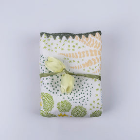 warm thank-you gift, friend gift, sisters gift, classmate gift, gift for family and relatives, birthday gift Hand woven small daisy yarn potted plant as a commemorative gift for teachers and friends