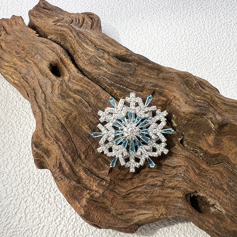 Lucky Pin Gift button, autumn and winter clothing, with rotatable snowflake brooch, fashionable and exquisite clothing accessories, gifts for friends, gifts for sisters, gifts for her