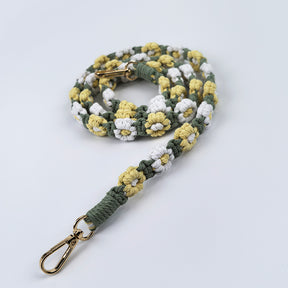 warm thank-you gift, friend gift, sisters gift, classmate gift, gift for family and relatives, birthday gift Hand woven small daisy yarn potted plant as a commemorative gift for teachers and friends