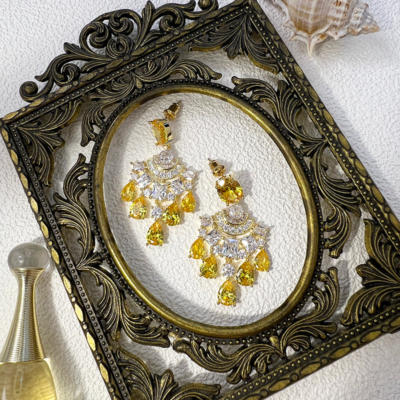 European and American colored zirconia earrings, exaggerated personality, irregular women's earrings, 925 silver needle conch earrings, fashionable and exquisite fashion, evening gift dress, multifunctional shiny feather design, exquisite gift for fr