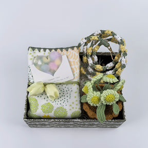 warm thank-you gift, friend gift, sisters gift, classmate gift, gift for family and relatives, birthday gift Hand woven small daisy yarn potted plant as a commemorative gift for teachers and friends