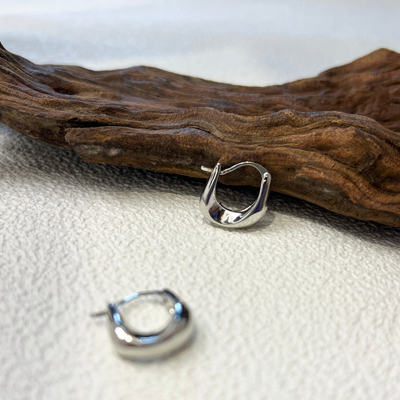 Metal ring ear clasps, simple and cool style earrings, female fashion temperament, versatile earrings, high sense, send her to friends, send sisters small lucky gifts, Thanksgiving gift box